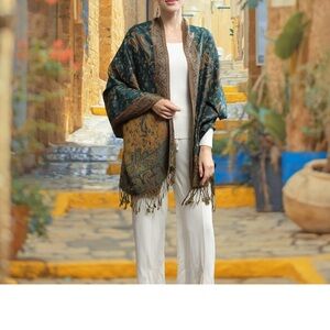 Elegant Paisley Wrap in Green and Gold